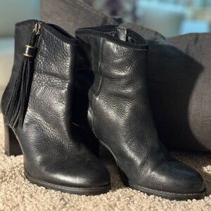 Ralph Lauren Elegant Black Leather Ankle Boots w Tassle sz.7